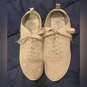 Clark’s 8 1/2 wide tan nova spark cloudsteppers cushion soft shoes for women